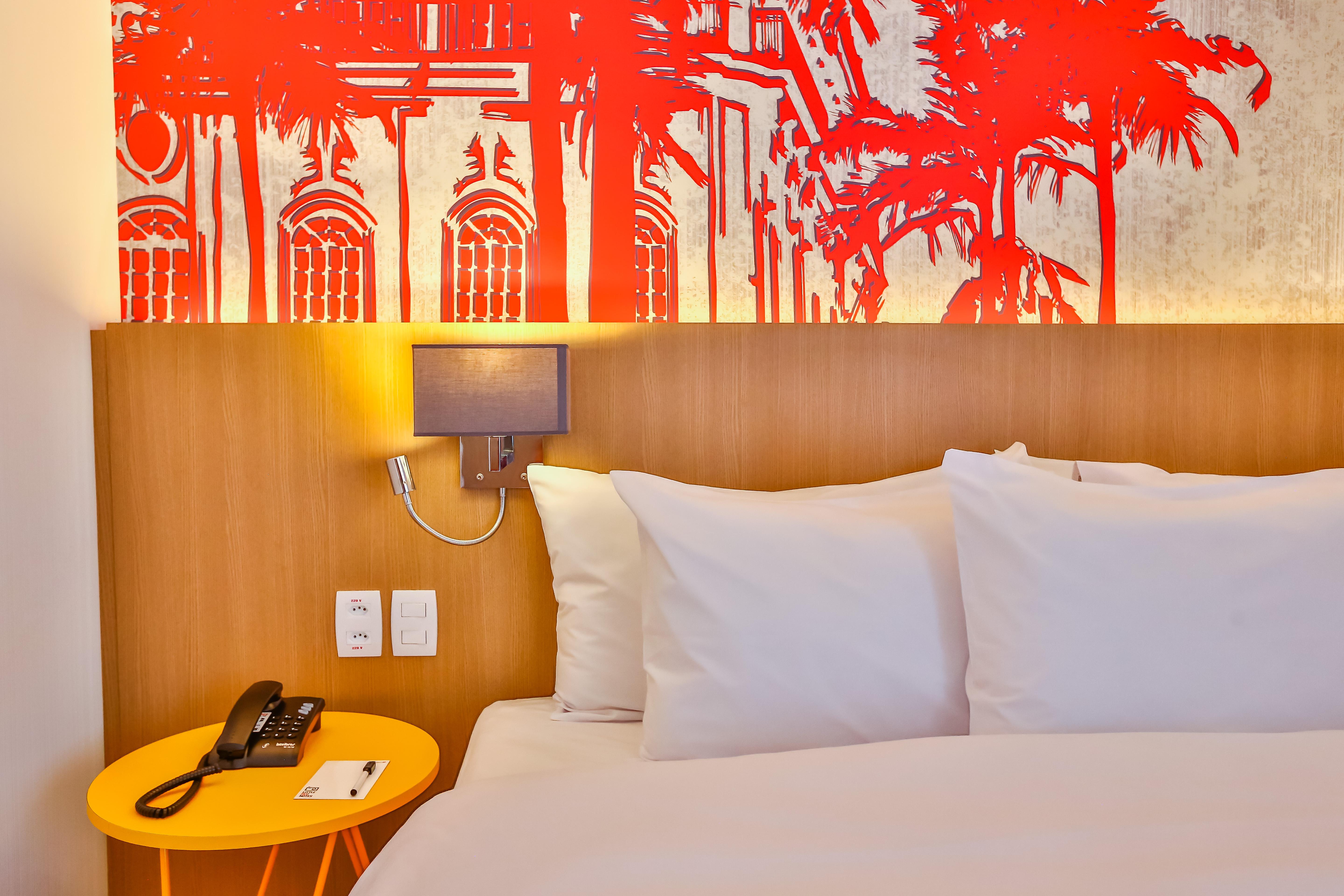 Отель Radisson Red Campinas Кампинас Экстерьер фото A room at the hotel
