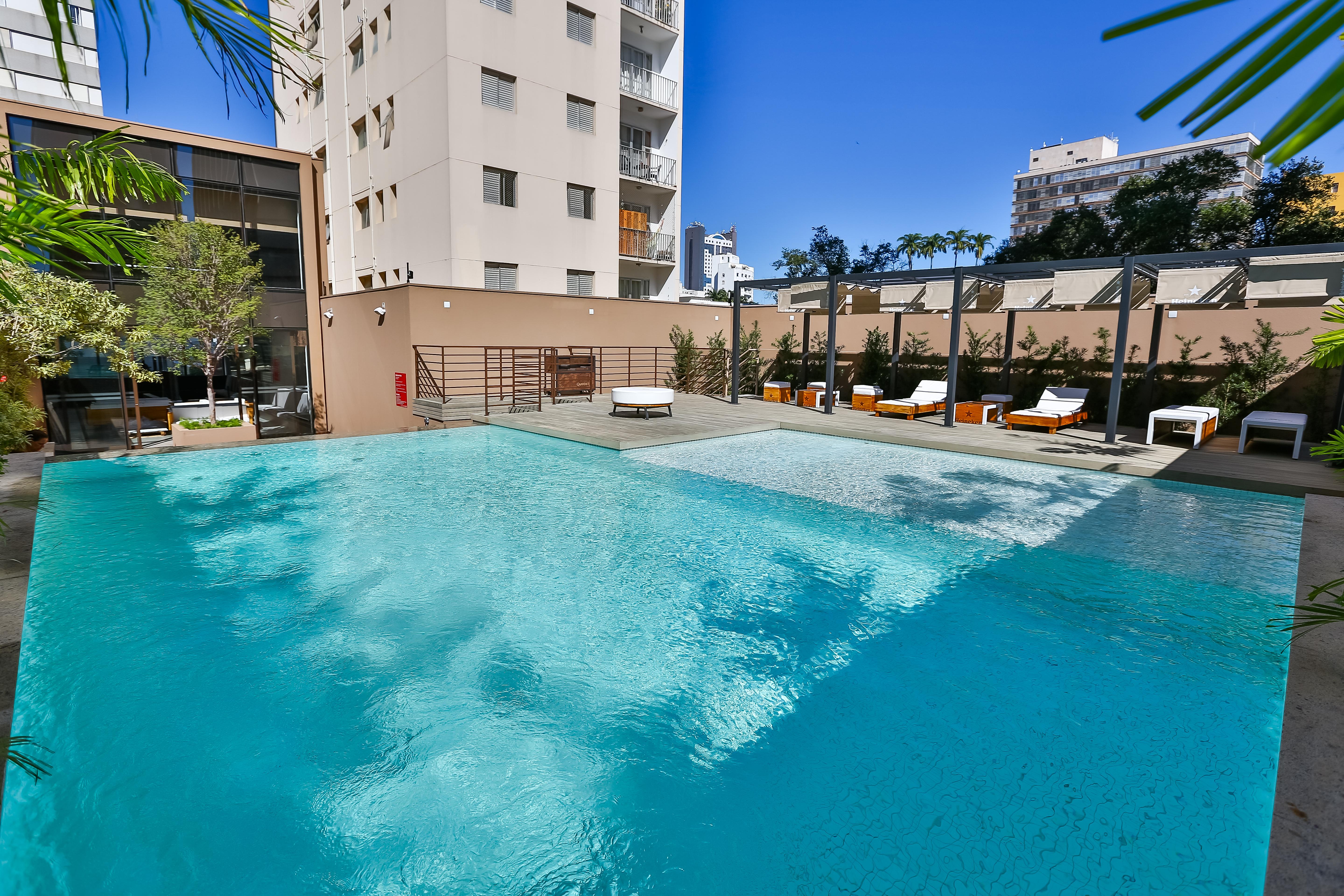 Отель Radisson Red Campinas Кампинас Экстерьер фото The pool at the hotel