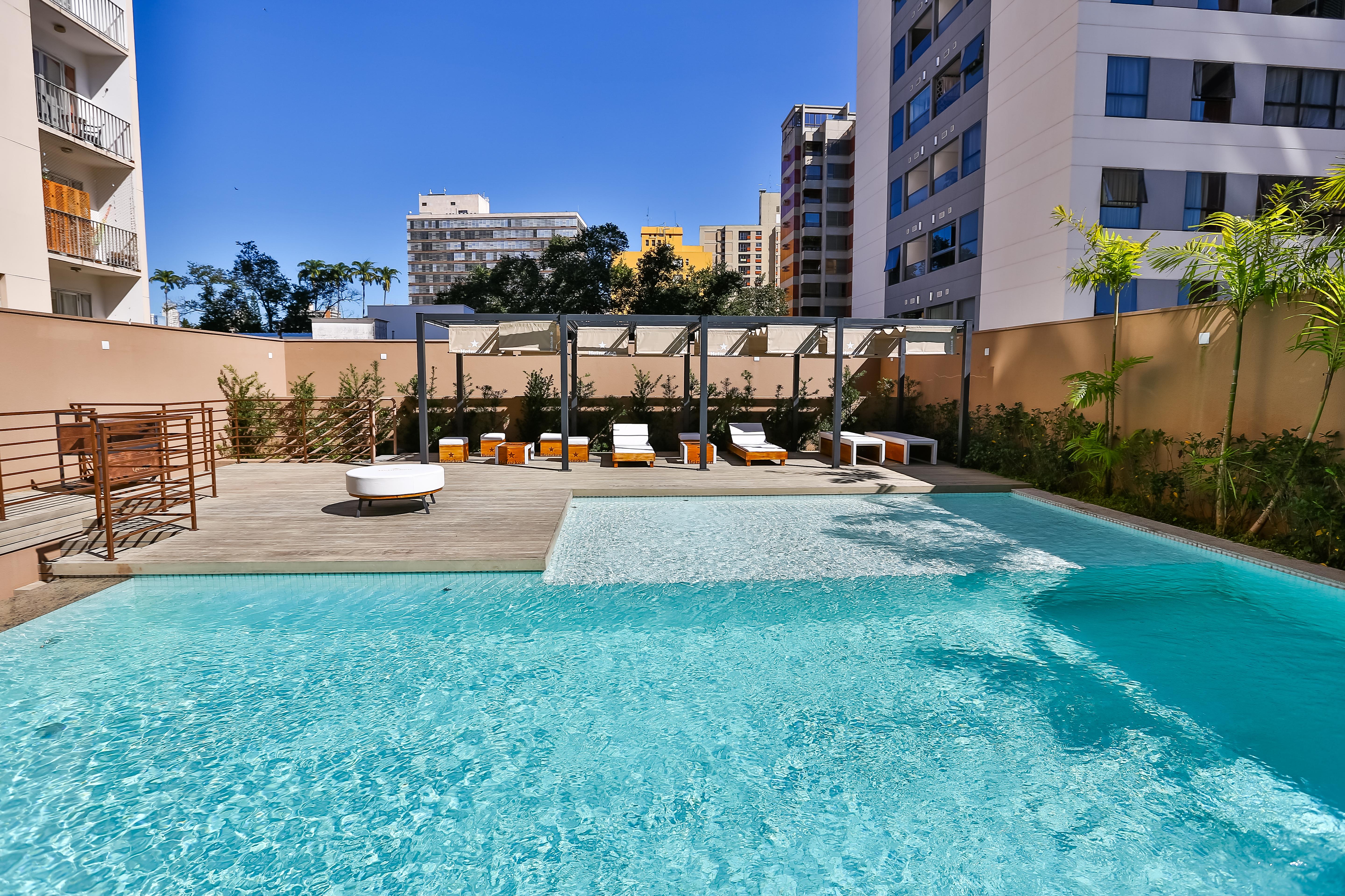 Отель Radisson Red Campinas Кампинас Экстерьер фото The swimming pool at the hotel