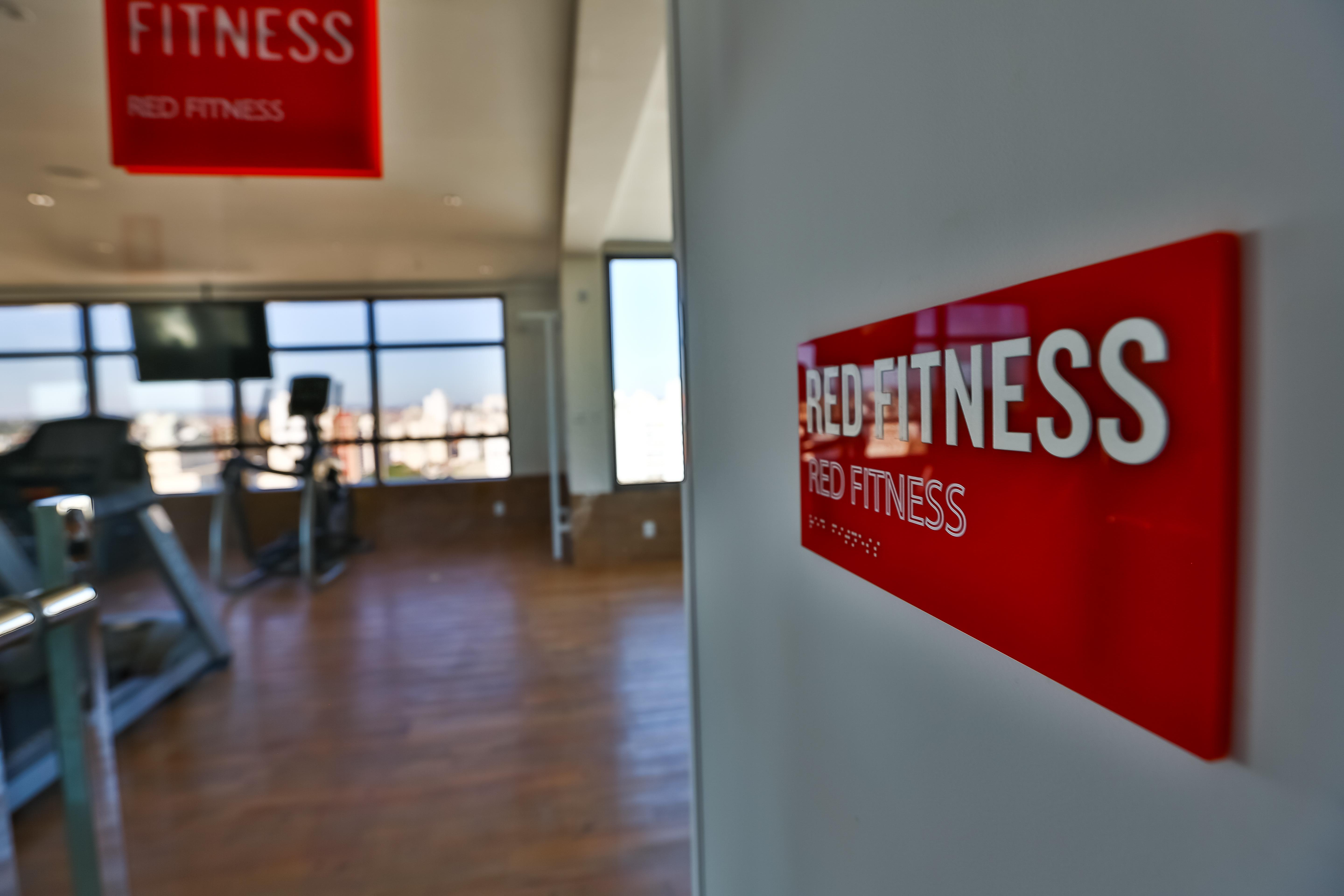 Отель Radisson Red Campinas Кампинас Экстерьер фото Red Fitness
