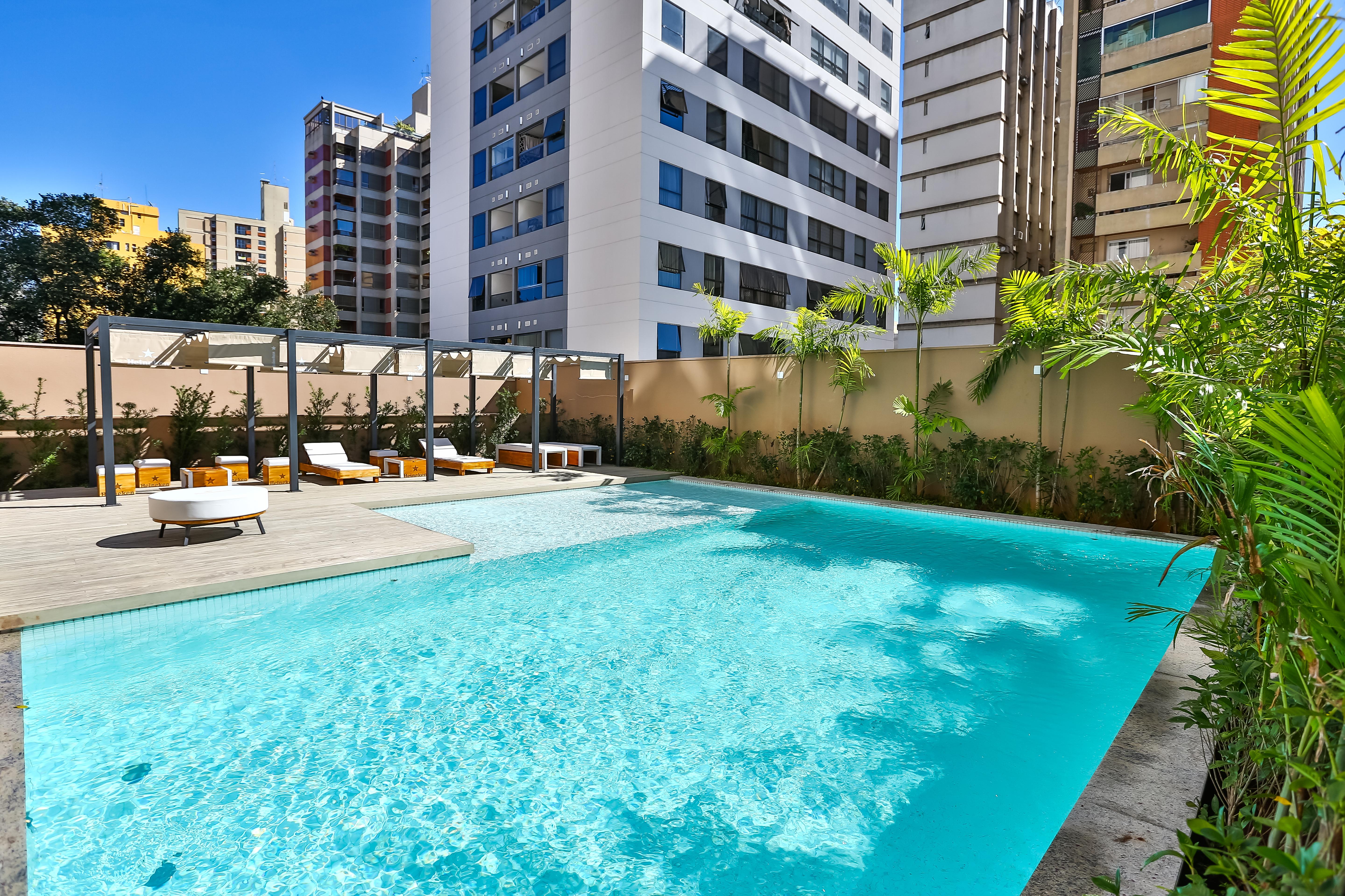 Отель Radisson Red Campinas Кампинас Экстерьер фото The swimming pool at the hotel