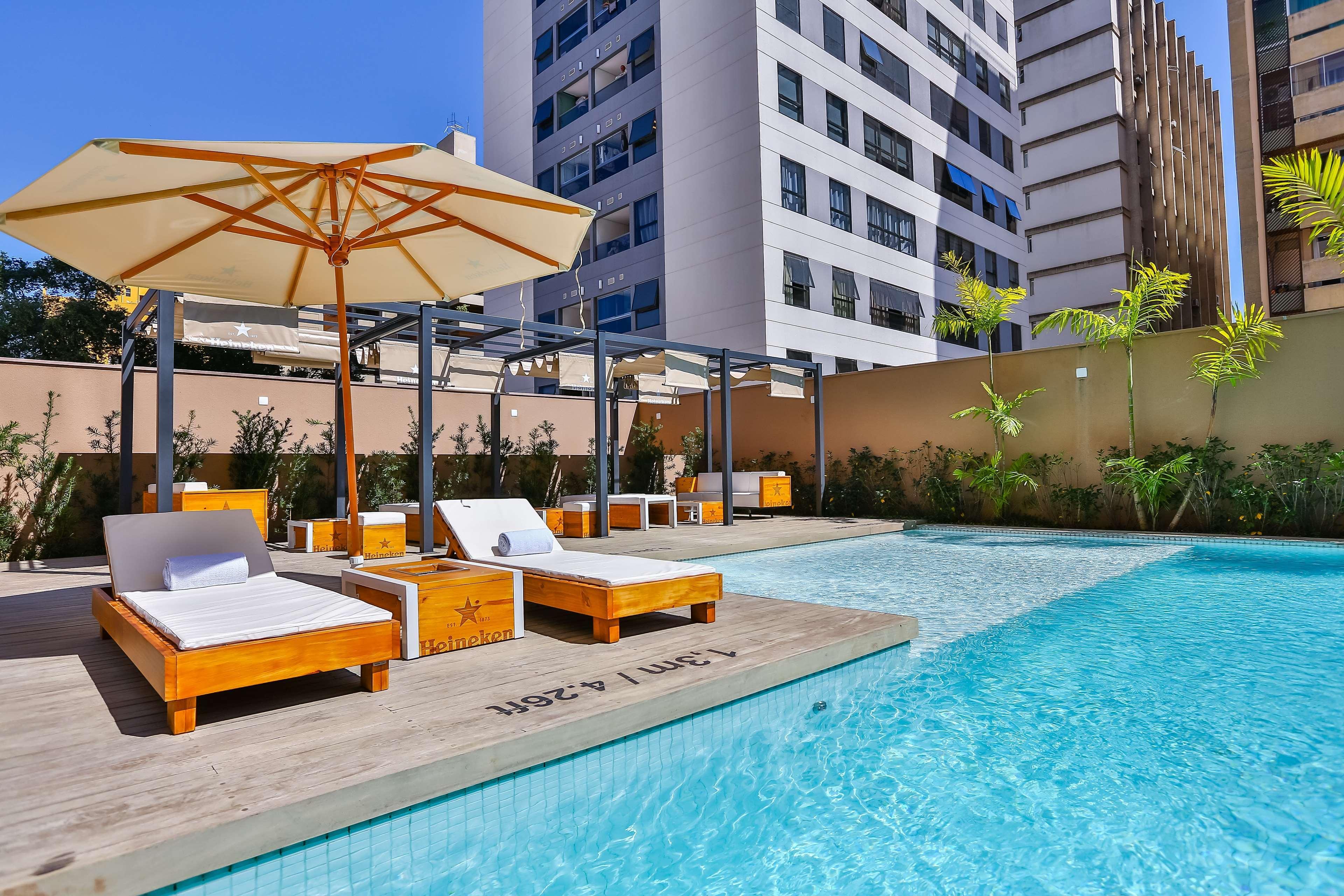 Отель Radisson Red Campinas Кампинас Экстерьер фото The hotel's pool
