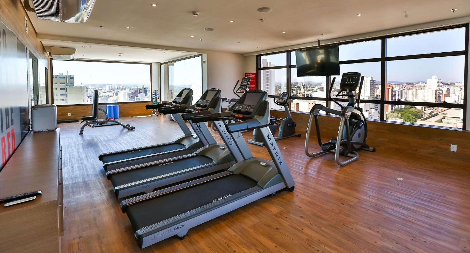 Отель Radisson Red Campinas Кампинас Экстерьер фото A gym at a hotel in Lima, Peru
