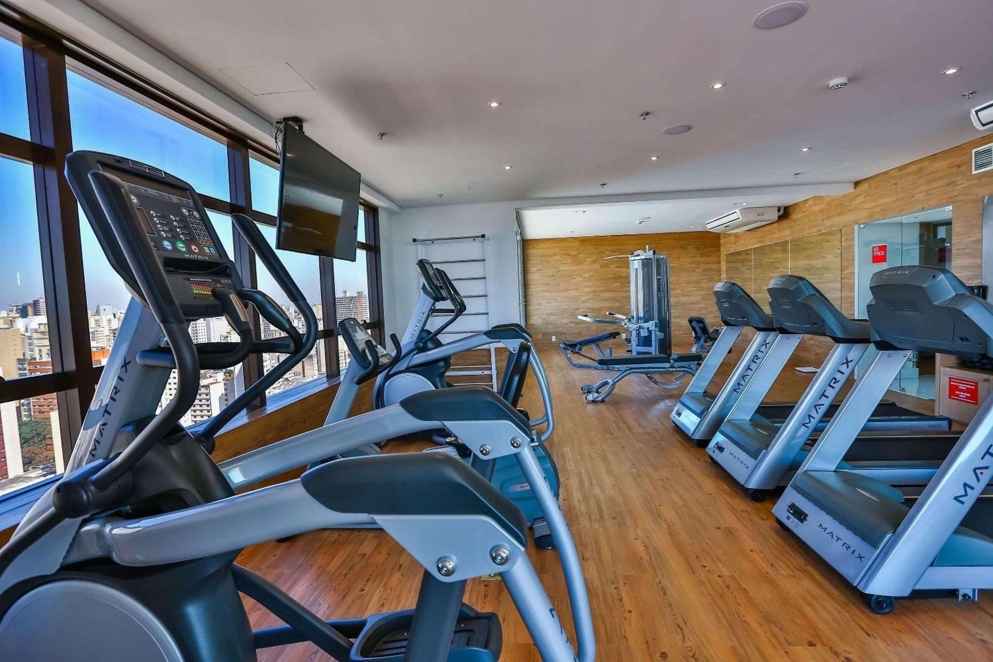 Отель Radisson Red Campinas Кампинас Экстерьер фото The gym at the hotel