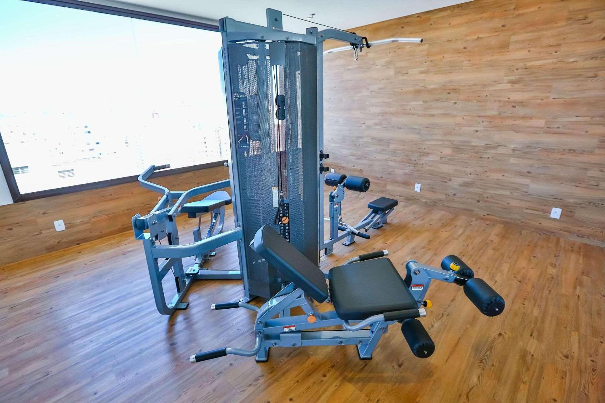 Отель Radisson Red Campinas Кампинас Экстерьер фото A leg press machine